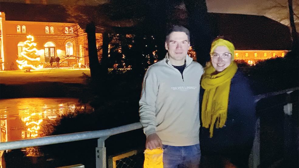 Johann Smid und Alena de Neui aus Weenermoor waren begeistert von dem vorweihnachtlichen Spaziergang durch den Slingertuin in Bunderhee, auf dem Foto an der Brücke mit Blick auf den Tammenshof.  © Fotos: Kuper