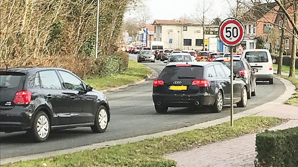 Wer über die Neuschanzer Straße nach Bunde fahren möchte, musste sich zuletzt häufiger aufs Warten verlegen.  © Foto: privat