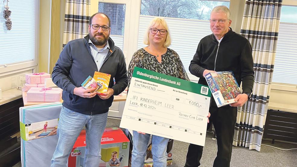 Bei der symbolischen Scheckübergabe: Jens Feuerhake (links) mit Rainer Wilken (rechts), Schatzmeister des Rotary Clubs Leer, mit der Geschäftsführerin und pädagogischen Leiterin des IFI Kinderheims, Renate Harms-Tapken.  © Foto: privat