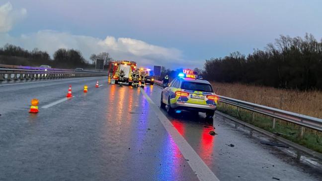 A 31: Auto kracht in Leitplanke