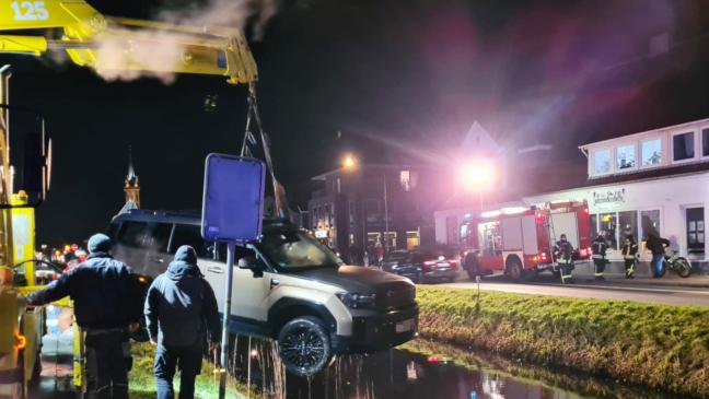 Autofahrerin und ihr Mann aus Kanal gerettet