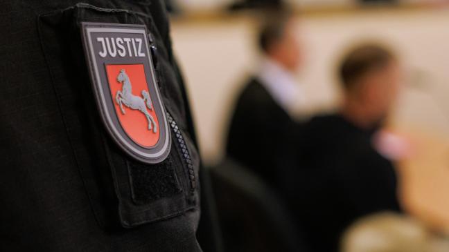 Nach Vergewaltigung wird junge Frau von eigener Familie bedroht