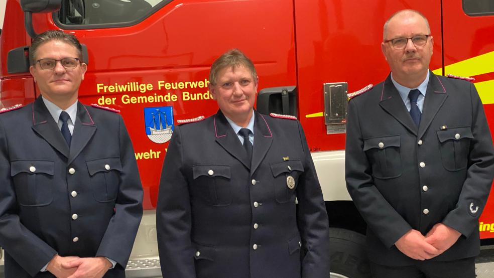 Wechsel an der Spitze der Feuerwehr in Wymeer und Boen: Im Bild von links der neue Ortsbrandmeister Thomas Heyen, Heiner Meints und Peter Lüppens.  © Kuper