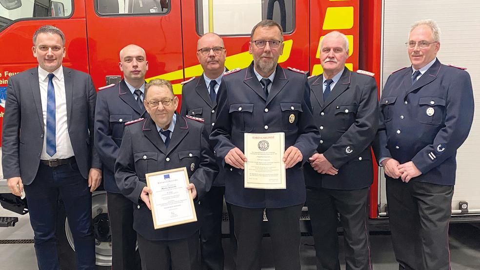 Mit Urkunden und Geschenken wurden Martin Schmidt (links) für 40-jährige Mitgliedschaft und Alfred Lüppens bei seinem Eintritt in de Altersabteilung geehrt. Mit auf dem Foto sind (von links) Bürgermeister Uwe Sap, stv. Kreisbrandmeister Marco Schmidt, Ortsbrandmeister Peter Lüppens sowie Gemeindebrandmeister Peter Oltmanns und sein Stellvertreter Tobias Stirler.  © Fotos: Kuper