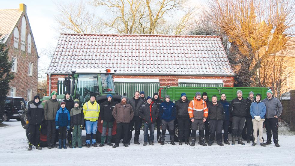 Insgesamt 29 Helfer trafen sich am Sonnabend am Jugendheim in Stapelmoor, mit drei Traktoren mit Anhängern ging es dann durch die Ortschaft sowie durch Stapelmoorerheide, Diele und Dielerheide zum Tannenbaum-Sammeln.  © Foto: Hoegen