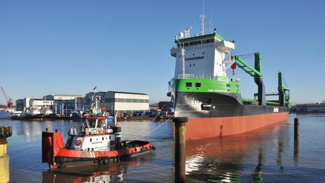 Containerriese verlässt Leer