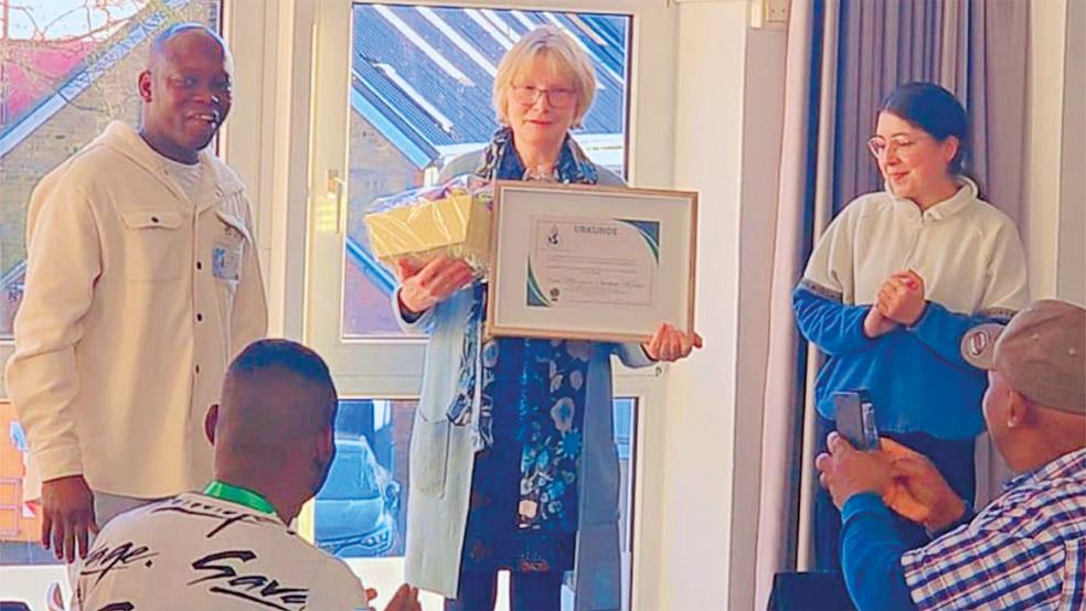 Der Vereinsvorsitzende Ali Kone dankte Margret Oncken-Kruse vom DRK-Kreisverband Aurich mit einer Anerkennungsurkunde für ihr Engagement in der Fachberatungsstelle zu Eingaben an die niedersächsische Härtefallkommission. Ihre Aufgaben übernimmt zukünftig Mona Ihmeidat aus Oldenburg vom Verein IBIS (Interkulturelle Arbeitsstelle für Forschung, Dokumentation, Bildung und Beratung, rechts im Bild).  © Foto: privat
