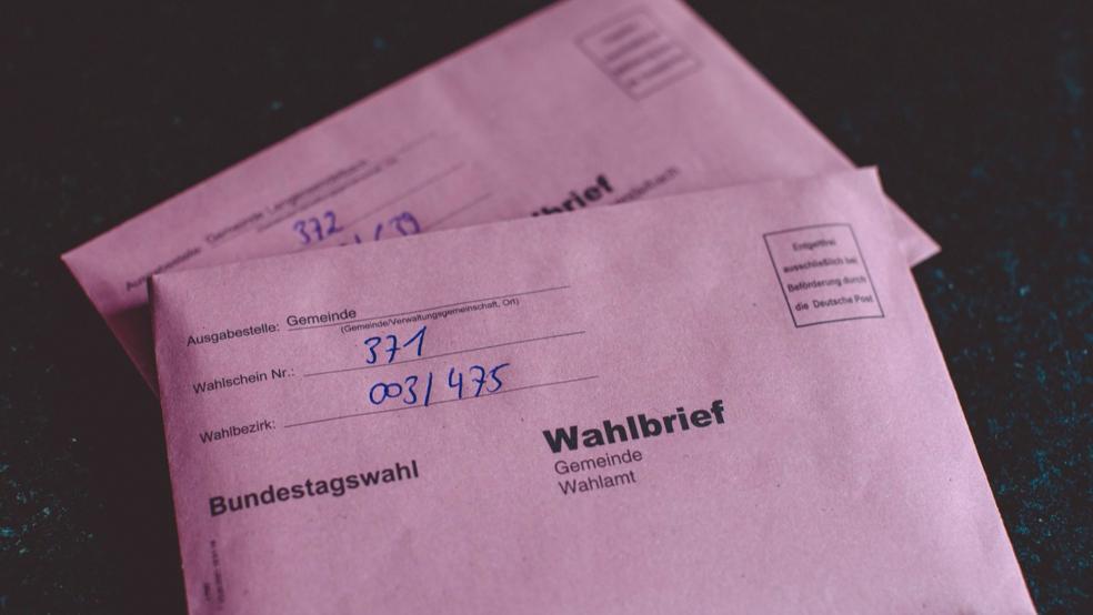 Wer für die Bundestagswahl per Briefwahl wählen will, hier ein Symbolfoto mit Wahlbriefen, kann die notwendigen Anträge ab jetzt stellen. © Pixabay