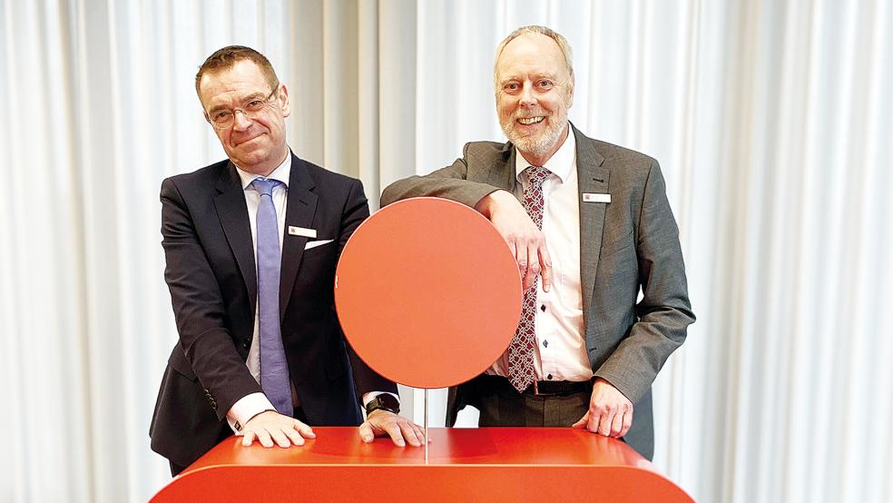 Sehen die Sparkasse LeerWittmund auch für dieses Jahr gut gewappnet: Vorstandsvorsitzender Carsten Rinne (rechts) und sein Stellvertreter Ingo Fortkamp.  © Foto: Hanken