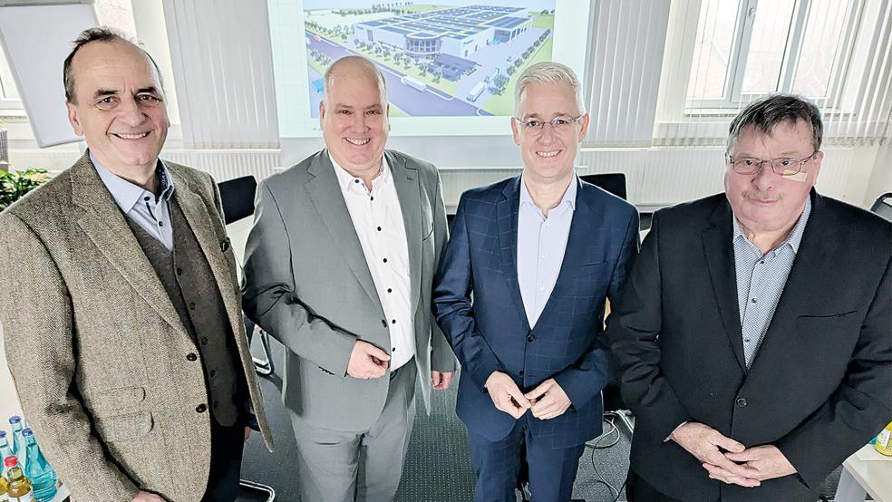 Informierten über die Tennet-Ansiedlung in Leer: Projektentwickler Axel Brewe im Beisein von Bürgermeister Claus-Peter Horst, Landrat Matthias Groote und »Leer Nord«-Geschäftsführer Dieter Schröer (von links). © Foto: Szyska