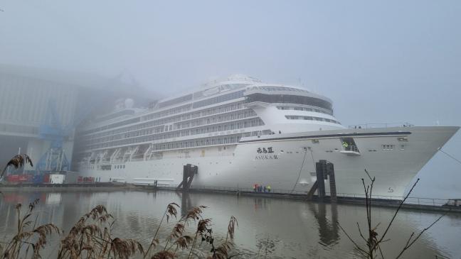 Meyer-Schiff verlässt in dichtem Nebel die Werft