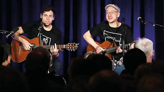 Sozialkritik und Ironie treffen auf perfektes Gitarrenspiel