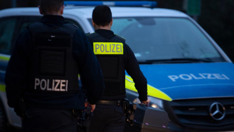 Bei dem Unfall auf einem Hotel-Parkplatz wurden noch sechs weitere Fahrzeuge beschädigt. © Symbolfoto: dpa