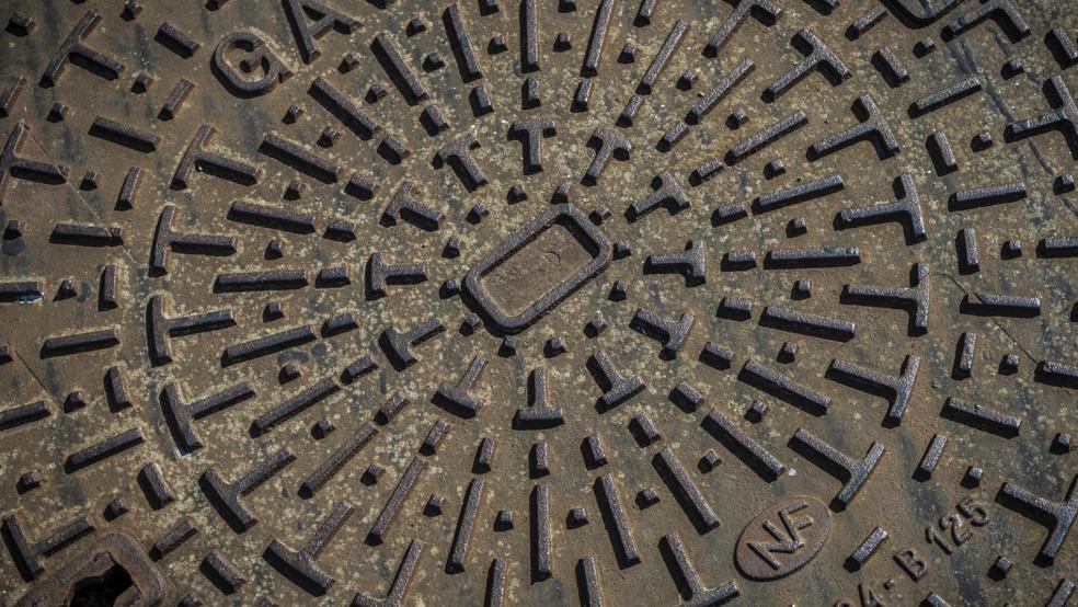 Mit einem Gullydeckel, hier ein Symbolfoto, wollte ein Einbrecher am Wochenende eine Scheibe eines Fahrradgeschäftes in Leer einwerfen. © Pixabay