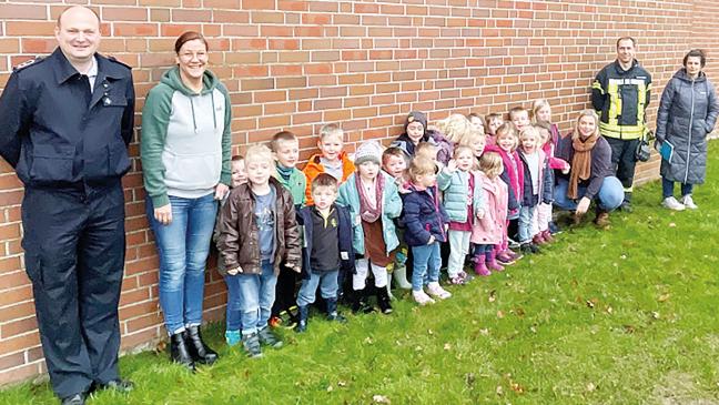 Kinder üben mit der Feuerwehr