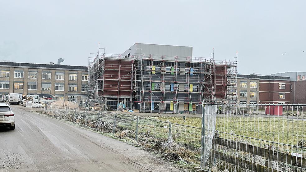Das Krankenhaus in Wittmund ist derzeit eine Großbaustelle.  © Foto: Krankenhaus