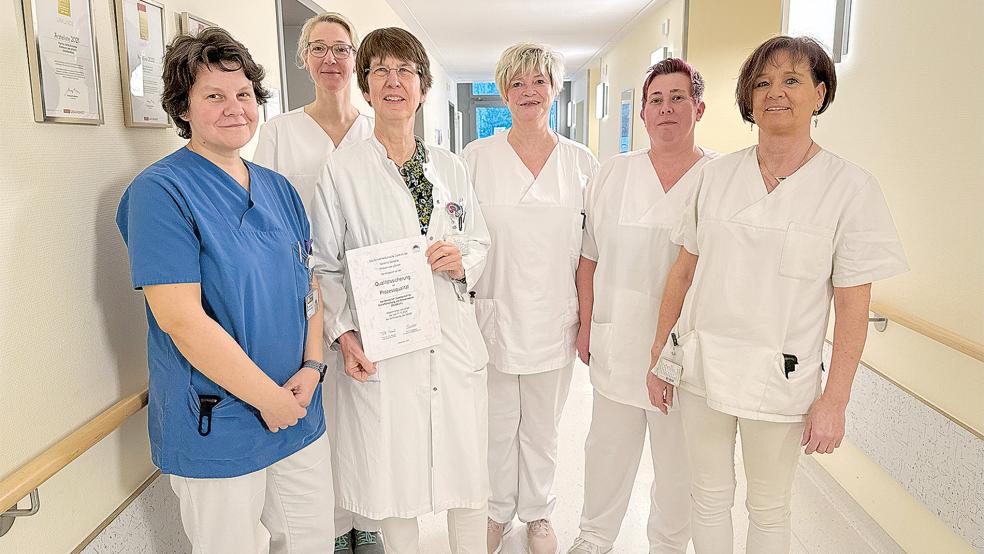 Das Team des Schlaflabors im Klinikum Leer um Professor Dr. Sylvia Kotterba, sie hält die Urkunde in ihren Händen, freut sich über die erneute Akkreditierung.  © Foto: Klinikum