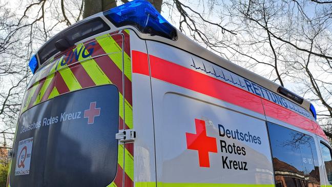 Radfahrer bei Kollision mit Auto schwer verletzt