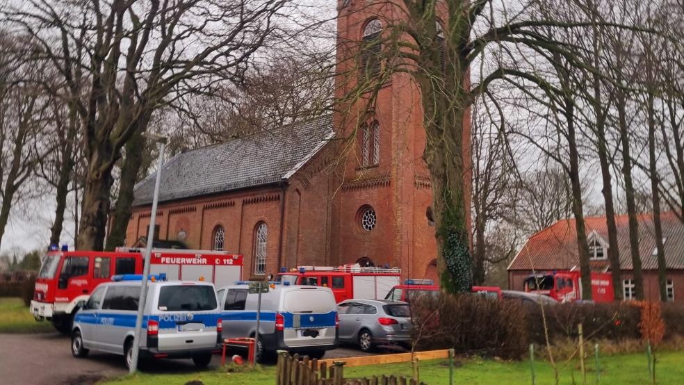 Für eine kontrollierte Sprengung wurden die angrenzenden Wohnhäuser in einem Umkreis von etwa 150 Metern vorsorglich evakuiert. Polizei und Feuerwehr unterstützten die Evakuierung. © Feuerwehr