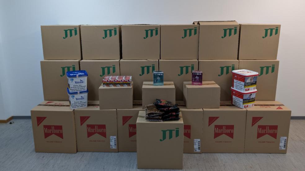 Die Schmuggelware: Losen Tabak, Zigarettenstangen und Shisha Tabak im Wert von etwa 14.000 Euro hat die Polizei in einem Transporter sichergestellt, der auf der Autobahn 31 unterwegs war. © Polizei