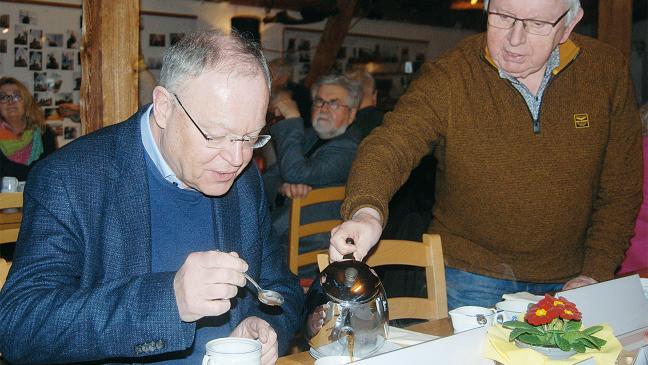 Erst einmal eine Tasse Tee für Stephan Weil