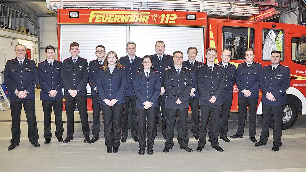 Die Beförderten und die Neuzugänge der Feuerwehr Bingum. Von links: Jan Doosje, Yannick Geib, Patrick Harbers, Max Pfeifer, Kara Raske, Jann-Henrik Pflüger, Anna-Lena Apfel, Dirk Gruis, Matthias Haacke, Axel Obersteller, Kai Respondek, Henning Janssen, Dennis Striek und Ortsbrandmeister Jann Freese.  © Foto: Wolters