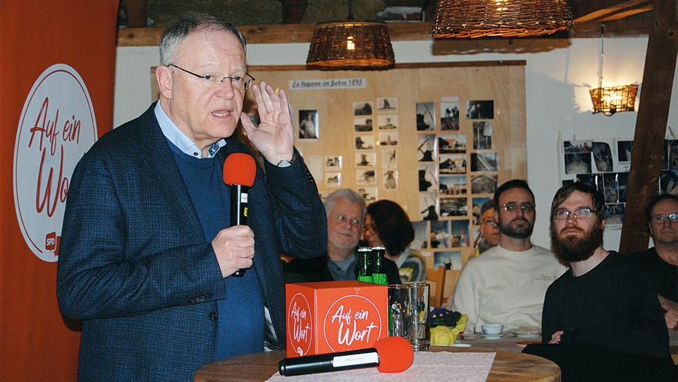 Mitunter gab es wohl Probleme mit der Akustik, aber Stephan Weil bemühte sich um ebenso ausführliche wie verständliche Antworten auf alle Fragen.  © Fotos: Hoegen