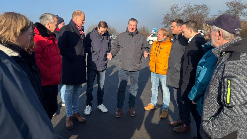 Nico Bloem (dritter von rechts), neben ihm Minister Olaf Lies, Wiard Siebels und der Oldersumer Ortsbürgermeister Jens de Vries (Bildmitte) waren ebenso vor Ort wie der SPD-Bundestagsabgeordnete Johann Saathoff und der Moormerländer Bürgermeister Hendrik Schulz.  © Foto: SPD