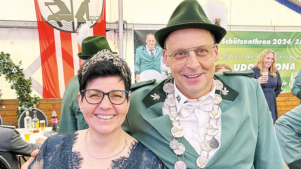 Laden zum Winterfest nach Diele ein: Das amtierende Schützenkönigspaar Ilona und Udo Leemhuis.  © Foto: Schützenverein Diele