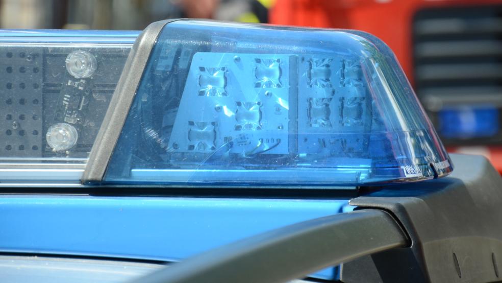 Die Polizei sucht nach einem Unfall mit Fahrerflucht am Bahnhof in Leer nach einem schwarzen SUV. © Hanken