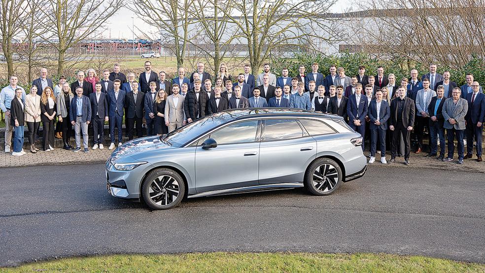 42 Nachwuchskräfte beenden im Volkswagen Werk Emden ihre Berufsausbildung und wurden bei einer Freisprechung feierlich verabschiedet.  © Foto: VW Emden