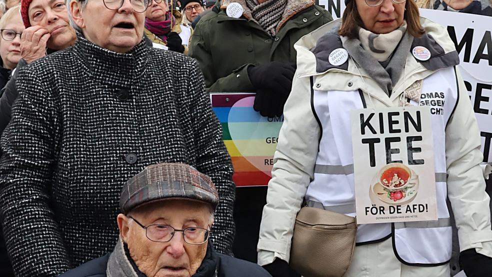  Der Holocaust-Überlebende Albrecht Weinberg (vorne links) und Lebensgefährtin Gerda Dänekas (dahinter) nahmen auch an der Demo teil. © Ammermann