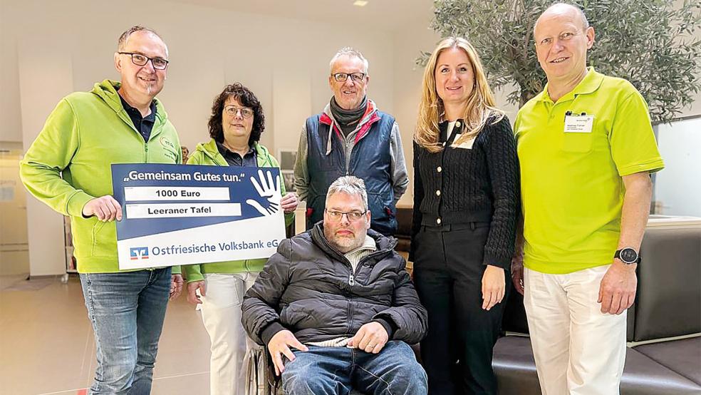 Spende für einen guten Zweck (von links): Hans Schute, stellvertretender Vorsitzender der Mitarbeitervertretung (MAV), Ute Schade (MAV), Detlev Hartmann (»Tafel« Leer), Andreas Poppen (»Tafel« Leer) Sarah Sebeke (Krankenhausleitung) und Matthias Fühner (Vorsitzender MAV).  © Foto: Mucha