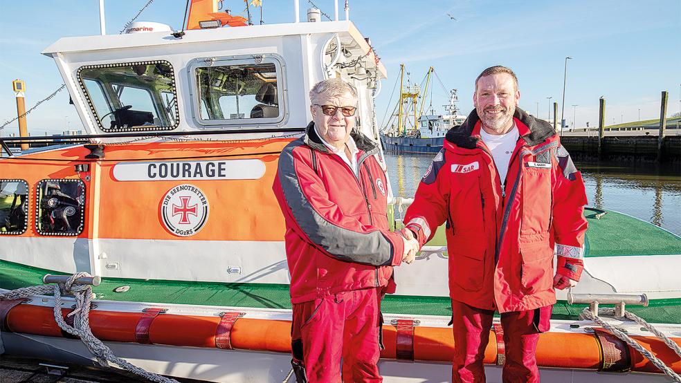 Christian Gruben (rechts) folgt als neuer freiwilliger Vormann der traditionsreichen Station der Deutschen Gesellschaft zur Rettung Schiffbrüchiger in Neuharlingersiel auf Heinz Steffens.  © Foto: DGzRS