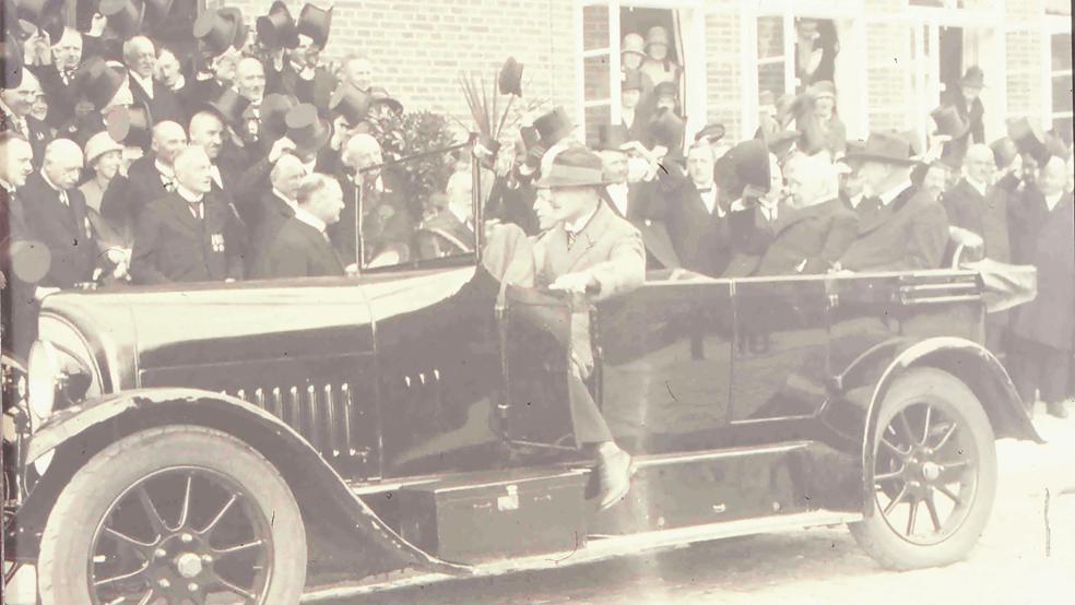Der zweite Reichspräsident der Weimarer Republik, Paul von Hindenburg, grüßt bei seinem Besuch in Leer am 10. Mai 1927 aus dem offenen Wagen heraus die jubelnde Menge. Fast 100 Jahre später sorgt seine Würdigung durch einen Straßennamen im Stadtteil Loga für kontroverse Diskussionen.  © Foto: Stadtarchiv Leer (Sammlung Albert Wehner)