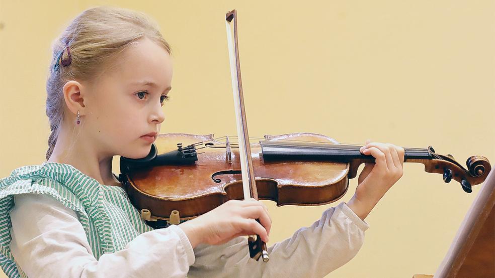 Marie Swart aus Weener holte sich den ersten Platz in der Kategorie »Violine« in der Altersgruppe Ib, das sind die Geburtsjahrgänge 2015 und 2016.  © Foto: Ammermann