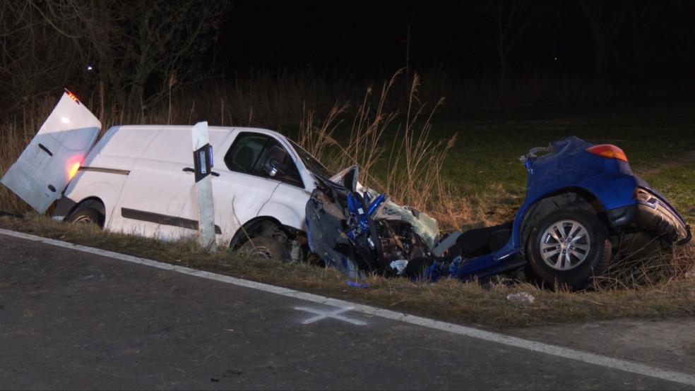 Ein schwerer Verkehrsunfall, bei dem zwei Todesopfer zu beklagen sind, hat sich gestern in Pewsum ereignet. © picture alliance/dpa/NonstopNews 