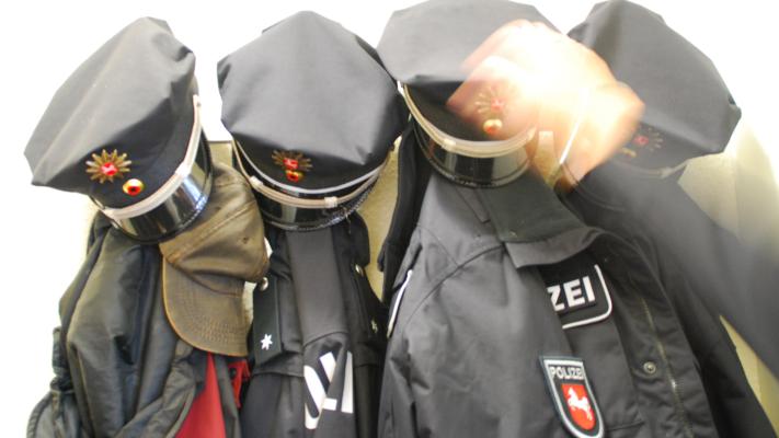 Mann präsentiert am Busbahnhof seinen Penis