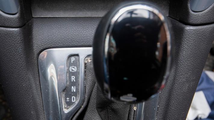 84-Jähriger landet mit Auto im Kanal