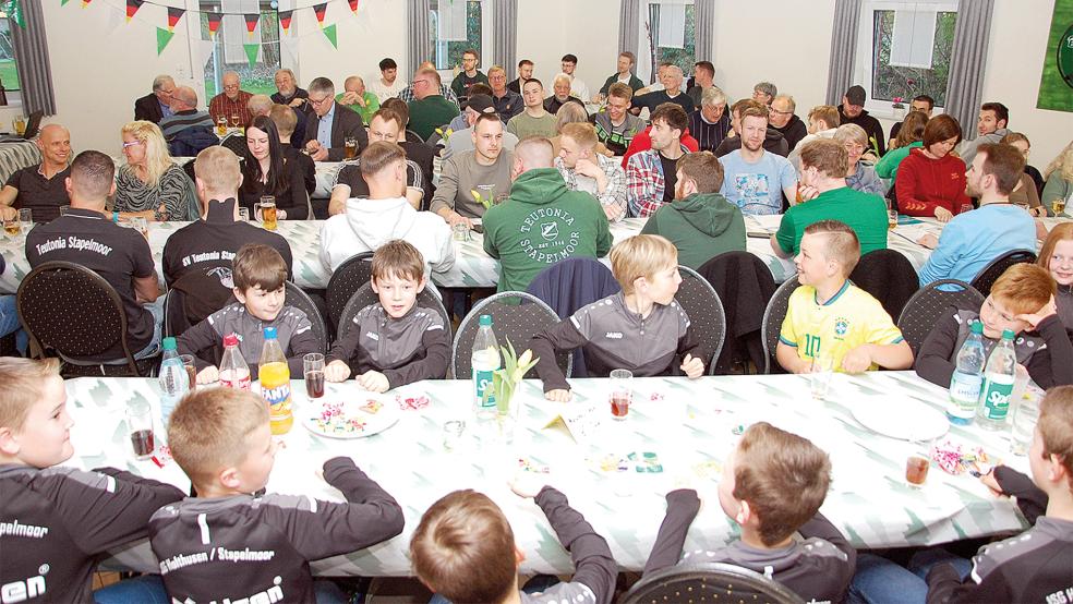 Das Vereinsheim des SV Teutonia Stapelmoor war bei der Jahresversammlung voll besetzt.  © Foto: privat