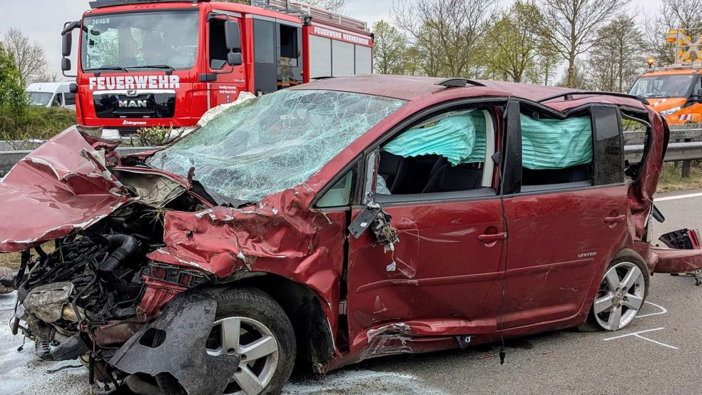 Der Unfallwagen hat sich mehrfach überschlagen, der Fahrer wurde schwer verletzt. © Feuerwehr/Rand