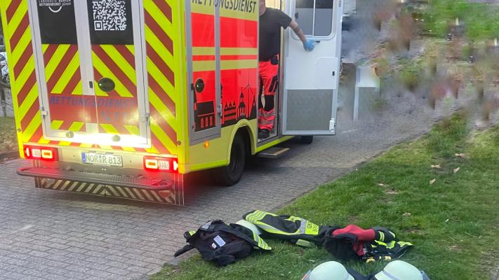 Feuerwehrleute helfen Sanitätern bei Wiederbelebung