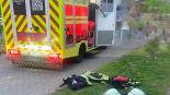 Feuerwehrleute helfen Sanitätern bei Wiederbelebung
