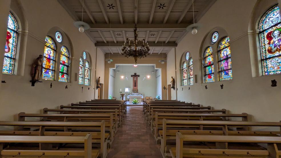 In der katholischen Kirche St. Joseph an der Neuen Straße in Weener wird am heutigen Mittwoch im Gottesdienst ab 10 Uhr auch dem verstorbenen Papst Franziskus gedacht.  © Foto: Szyska