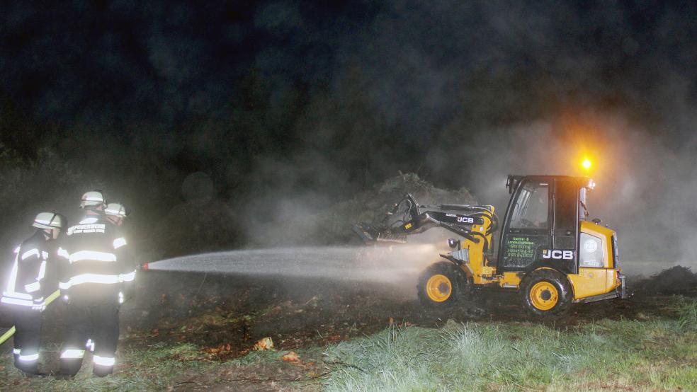 Auch ein Radlader kam bei den Löscharbeiten zum Einsatz. © Feuerwehr/Rand