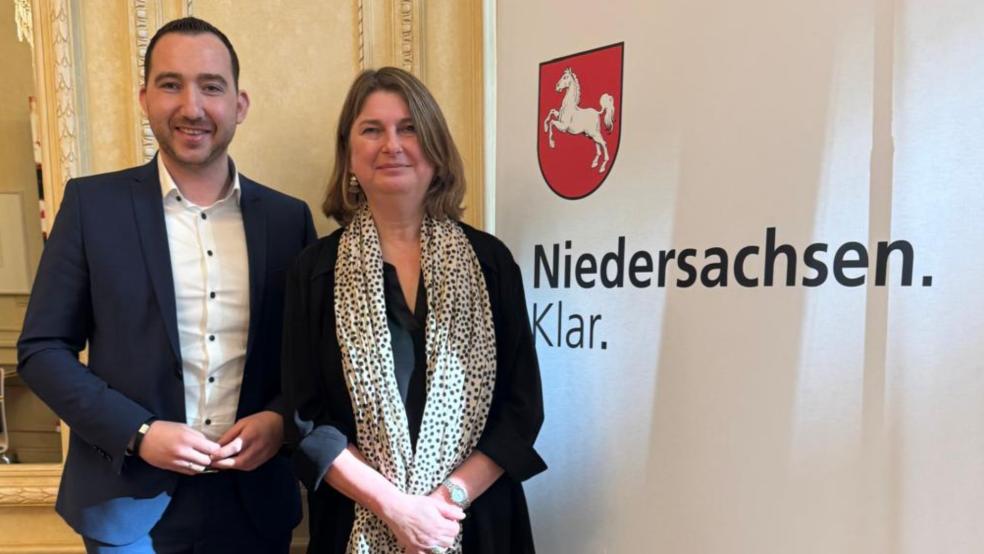 Nico Bloem sprach in Brüssel mit Angelika Robin von der EU-Kommission über die Krähen-Problematik, unter anderem in Stapelmoor.  © Foto: Büro Bloem
