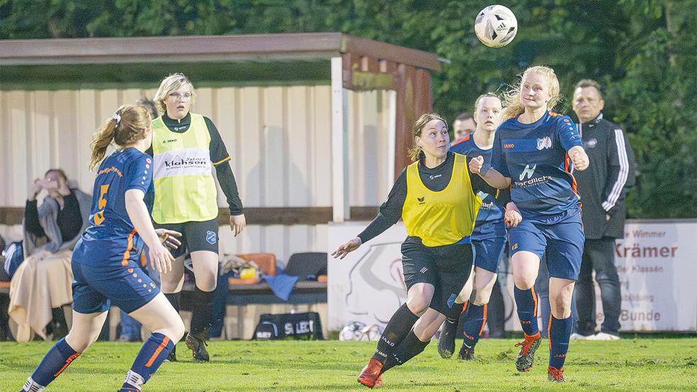 Die SG Wymeer/Heidjer musste gegen den SV Borussia Leer (gelbe Leibchen) in der ersten Halbzeit innerhalb einer Viertelstunde fünf Gegentore hinnehmen.  © Foto: Bruins