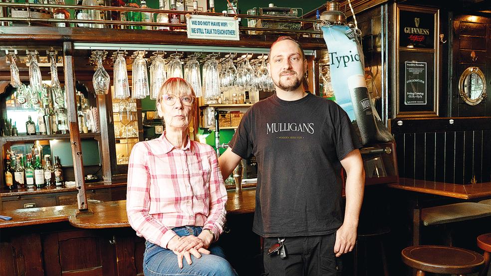 Vollblut-Wirtin Rosemarie Drews und ihr Mann Manfred (nicht im Bild) übergeben das »Mulligan’s Pub« in Leer am Freitag und Samstag an ihren Nachfolger Tim Kerkhoff.  © privat