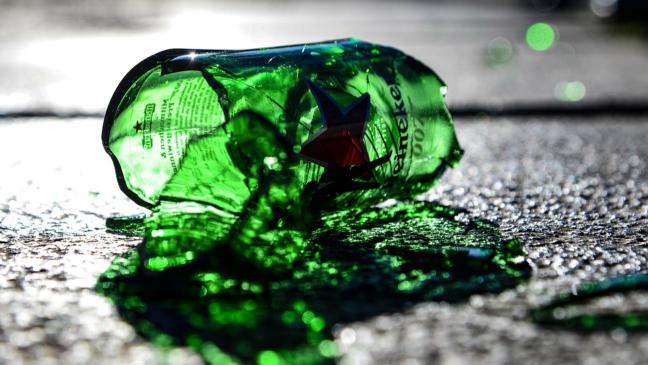 Mann mit Glasflasche ins Gesicht geschlagen