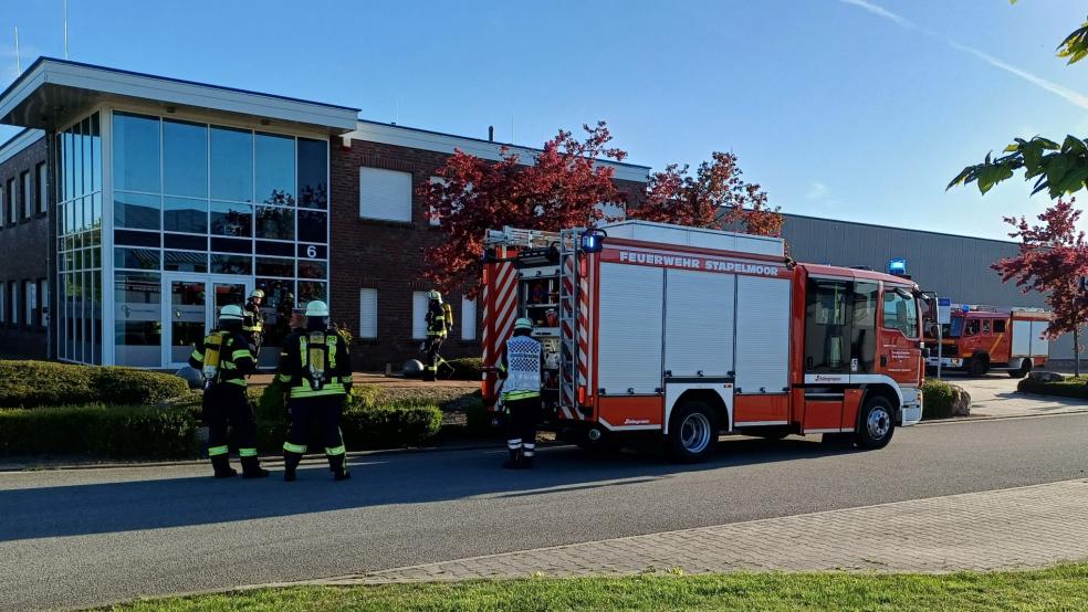 Die Feuerwehr rückte in den Gewerbepark Rheiderland aus. © Rand